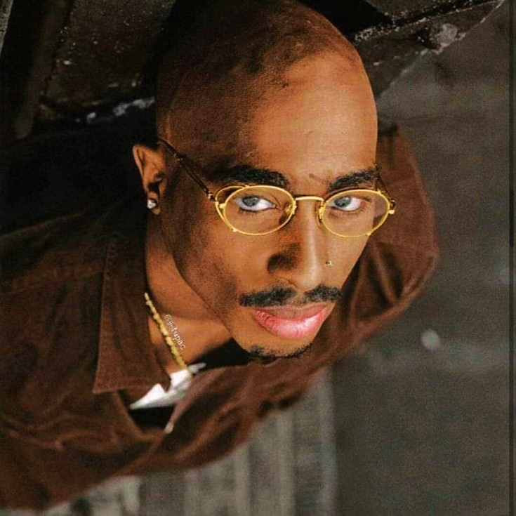 Tupac con gafas