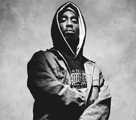 Tupac posando